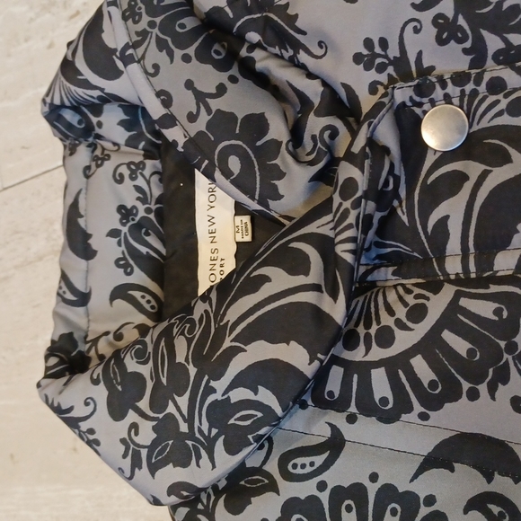 Jones New York Ombre Design Puffer Vest - Picture 10 of 10